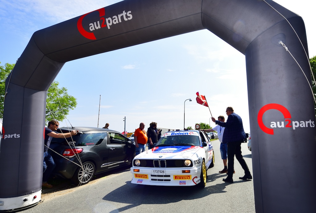 Borgmester Jan Riber Jakobsen, Aabenraa, flagede de første 30 deltagere til start i Au2parts Rally Sønderjylland. Her sender han Kim og Emilie Mopse Boisen i BMW M3 ud på den 255 kilometer lange rute.